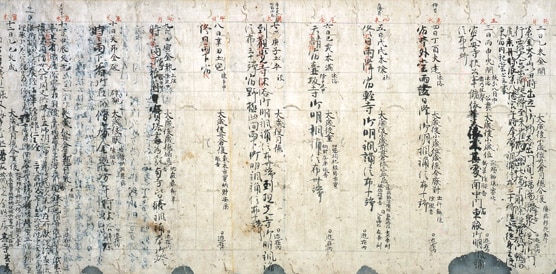 藤原道長の手記「御堂関白記」の写本の一部、998年から1021年にかけて記されたこの文書は、平安時代の政治と文化の貴重な証言を残しています。現存する自筆本と写本は京都の陽明文庫に保存されており、日本の国宝に指定されています。