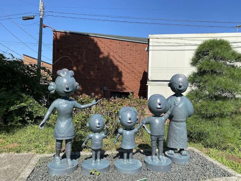 長谷川町子美術館前に設置された漫画の登場人物たちの像
