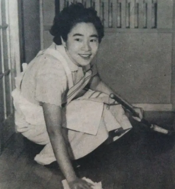 床を掃除する1952年の長谷川町子さん