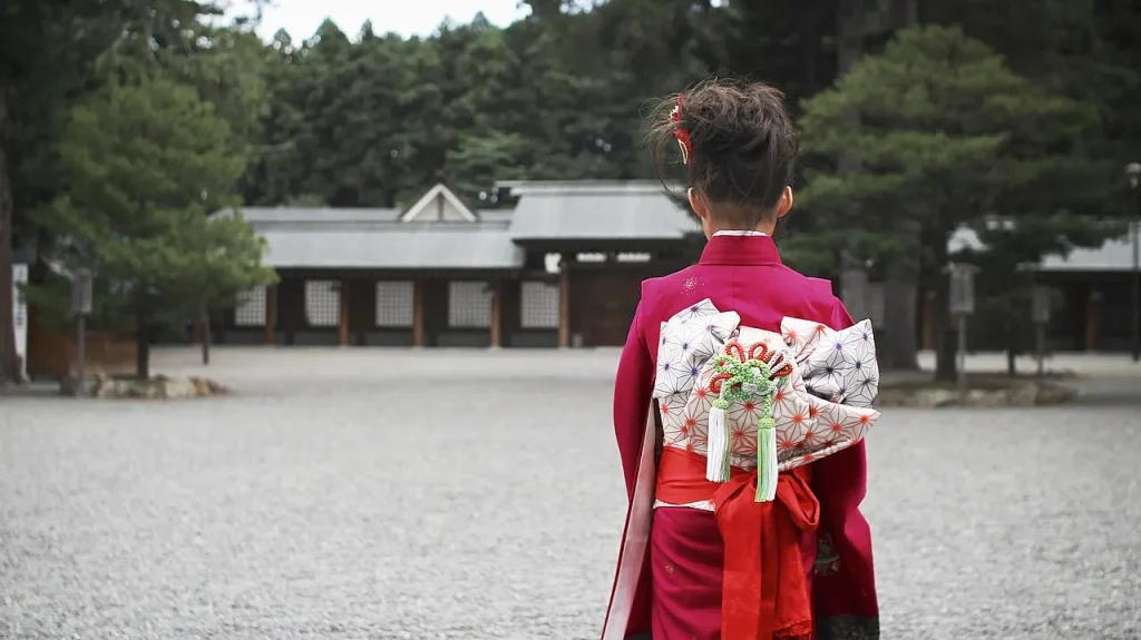 七五三の晴れ着を着て神社に参拝する女の子